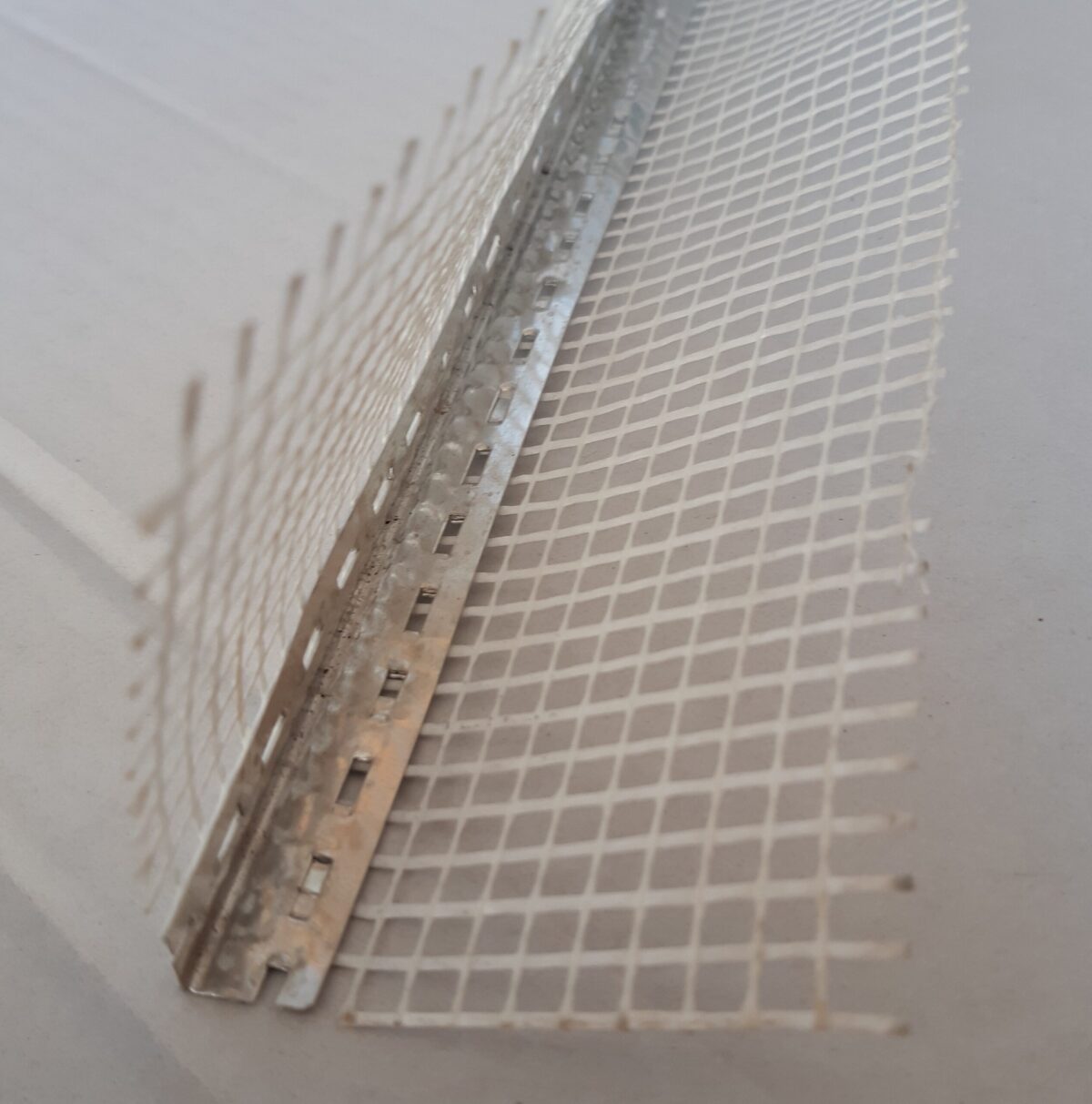 NAROŻNIK ALUMINIOWY METPOL Z SIATKĄ 7x7 2,5m 100szt.